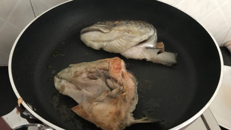 三文鱼头粉葛豆腐汤(即滚靓汤),煎至两面金黄即可