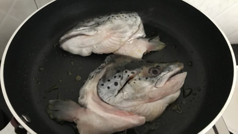 三文鱼头粉葛豆腐汤(即滚靓汤),锅里留油,把鱼头放进去煎(煎过后煲汤会更白)