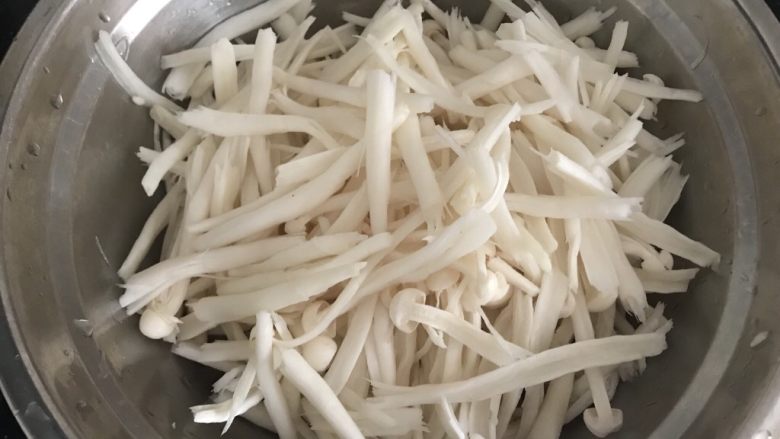 三文鱼头粉葛豆腐汤(即滚靓汤),鲜菇洗干净撕碎