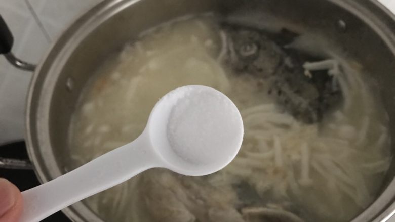 三文鱼头粉葛豆腐汤(即滚靓汤),最后,只需加点盐调味即可!