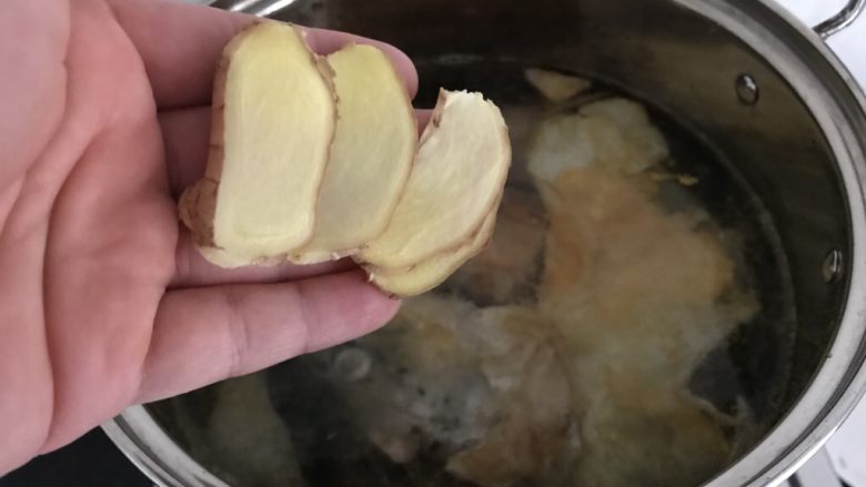 三文鱼头粉葛豆腐汤(即滚靓汤),煎好的鱼头,豆腐,姜片一起放进汤锅里,大火烧开