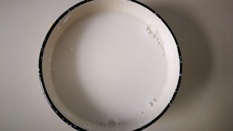 #懒人料理#家常烧豆腐(黄豆酱版),调点淀粉糊,勾芡用。