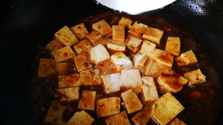 #懒人料理#家常烧豆腐(黄豆酱版),然后加淀粉糊,勾芡,在烧一两分钟,即可出锅开动。