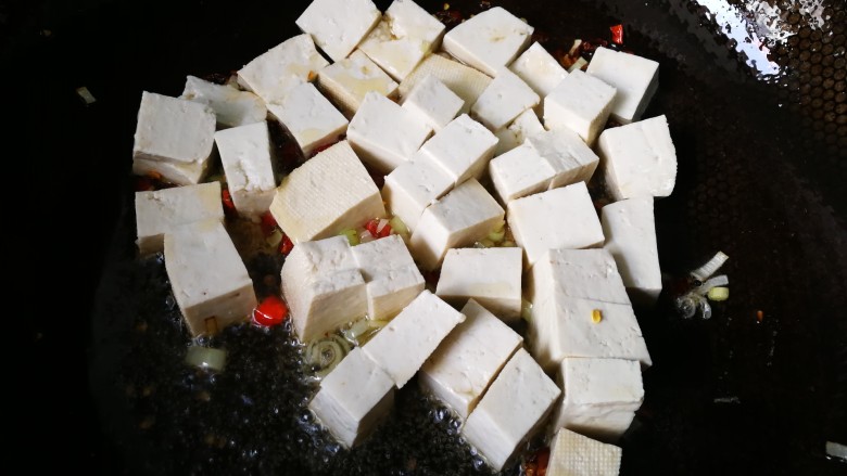 #懒人料理#家常烧豆腐(黄豆酱版),然后下豆腐,需要臂力了,拿着锅,上下左右晃动。