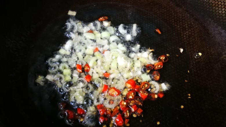 #懒人料理#家常烧豆腐(黄豆酱版),锅里先炒香,辣椒葱末。