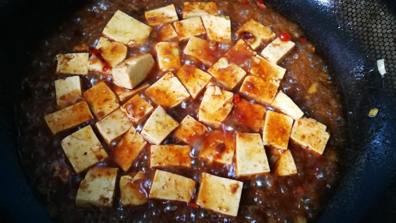 #懒人料理#家常烧豆腐(黄豆酱版),加入调好的黄豆酱,大火烧三四分钟。