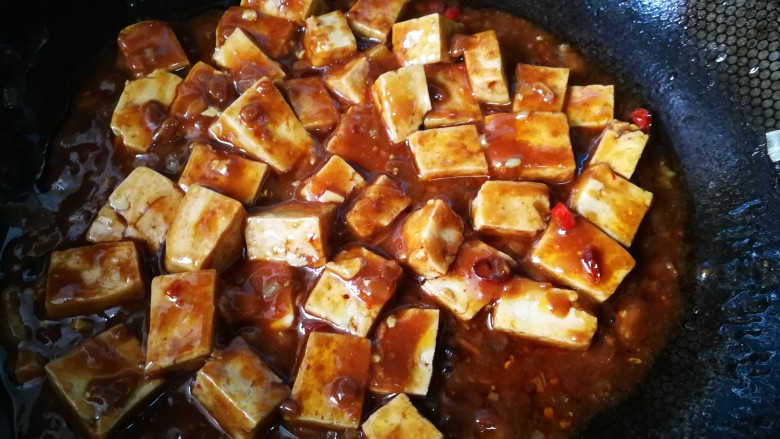#懒人料理#家常烧豆腐(黄豆酱版),炒好了,大概用了六七分钟时间,整个过程,从准备食材到装盘。