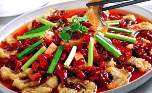 江湖水煮鱼,炒锅置火，加入金龙鱼1kg烧至八成油温，鱼片下入油锅炸至外焦里嫩，豆芽拉油打底，鱼片摆盘，调制麻辣老油浇于鱼片上，炝干尖椒蒜苗即可上桌。