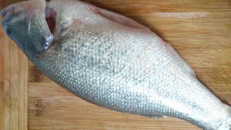 江湖水煮鱼,<a style='color:red;display:inline-block;' href='/shicai/ 371'>鲈鱼</a>宰杀洗净待用。