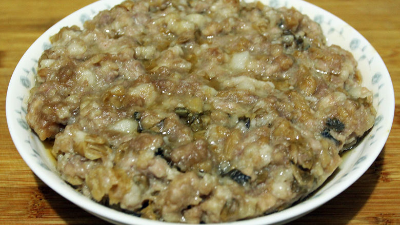 甜梅菜蒸肉饼,蒸锅放水烧开,瓷碟放入锅内中火蒸10分钟即可上桌