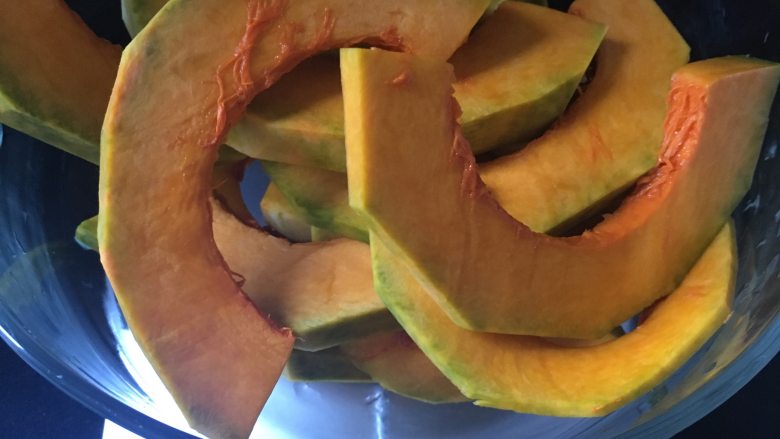 懒人料理+超快手南瓜浓汤,<a style='color:red;display:inline-block;' href='/shicai/ 10137'>老南瓜</a>去皮，切成1厘米厚的块。