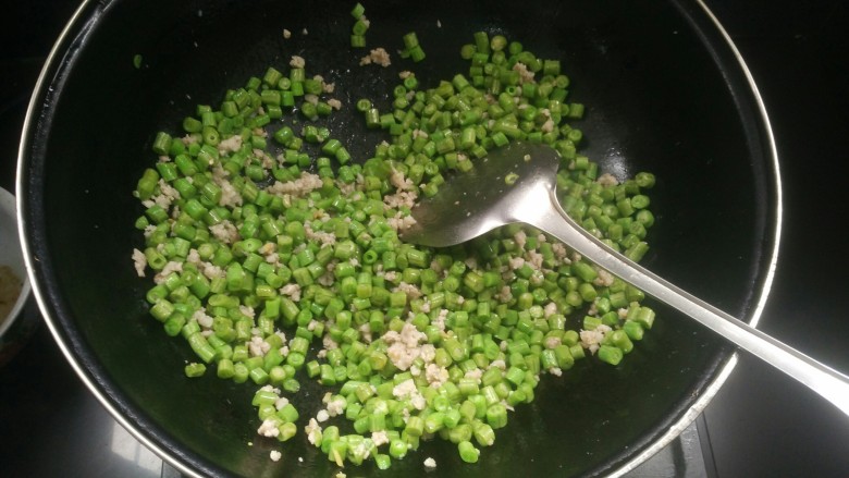 肉沫豆角丁,加豆角翻炒2分钟(豆角用盐腌制过,不要再冲洗,也不要再加盐)