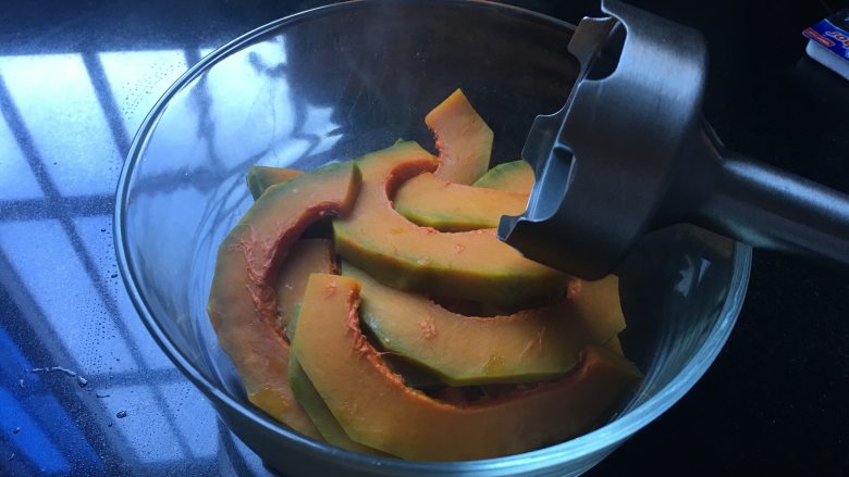 懒人料理+超快手南瓜浓汤,如果你有搅拌棒那最好，直接把<a style='color:red;display:inline-block;' href='/shicai/ 219'>牛奶</a>倒在装南瓜的微波炉碗里。没有的话，把南瓜和<a style='color:red;display:inline-block;' href='/shicai/ 219'>牛奶</a>一起倒进料理机的容器里，打一分钟就可以。