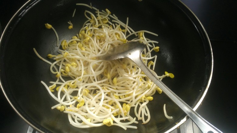 黄豆芽炒金针菇,锅上火不要加油,下黄豆芽干煸