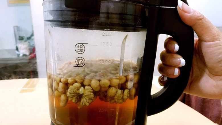 5分钟做杯核桃花生奶,加白开<a style='color:red;display:inline-block;' href='/shicai/ 156925'>水</a>。