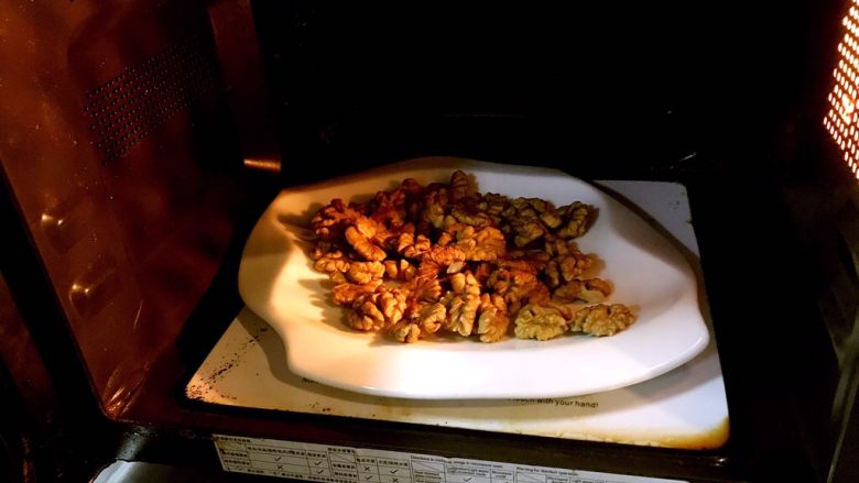 5分钟做杯核桃花生奶,<a style='color:red;display:inline-block;' href='/shicai/ 665'>核桃</a>仁、<a style='color:red;display:inline-block;' href='/shicai/ 664'>花生</a>米分别入微波炉4分钟打熟。