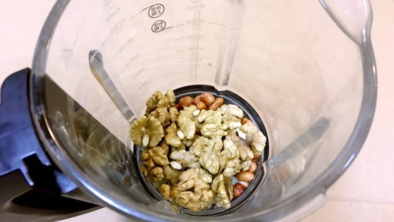5分钟做杯核桃花生奶,核桃装入。