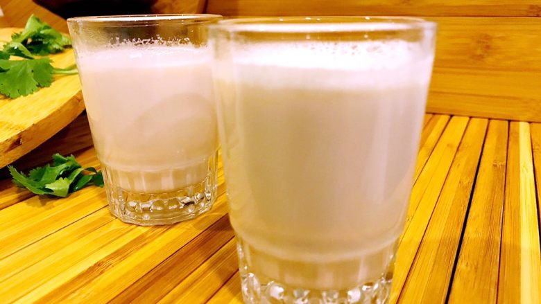 5分钟做杯核桃花生奶,装杯。