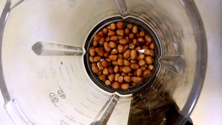 5分钟做杯核桃花生奶,花生米装入破壁机。