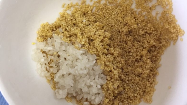 南瓜小米粥,二种米放一起,放进冰箱里冷冻30分钟