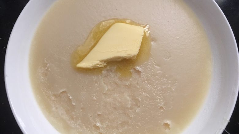 肉松麻薯蛋黄酥,蒸好的麻薯加入黄油,用余热融化黄油,不烫手时带上手套,反复揉麻薯,使黄油充分的吸收