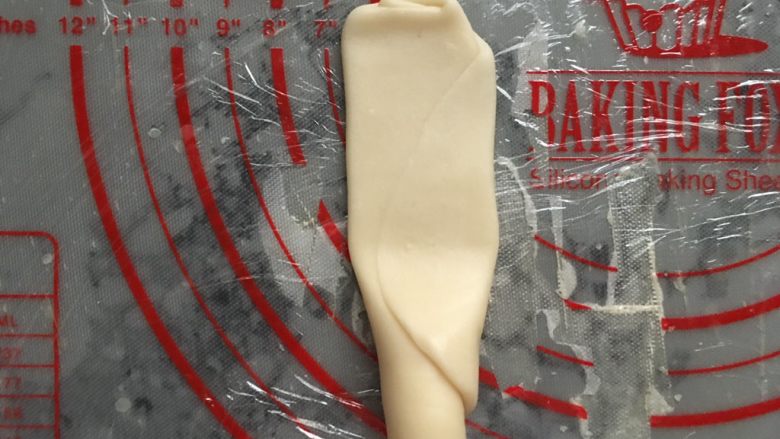 肉松麻薯蛋黄酥,静止好的,取一个面团收口朝上,对着面团的中间,朝上朝下各擀一次