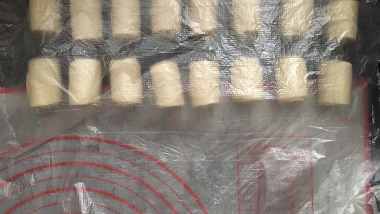 肉松麻薯蛋黄酥,依次卷好后,盖上保鲜膜静止15分钟