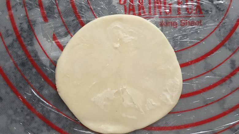 肉松麻薯蛋黄酥,从面团的中间开始,朝上朝下朝左朝右各擀一次,如图,不能来回擀