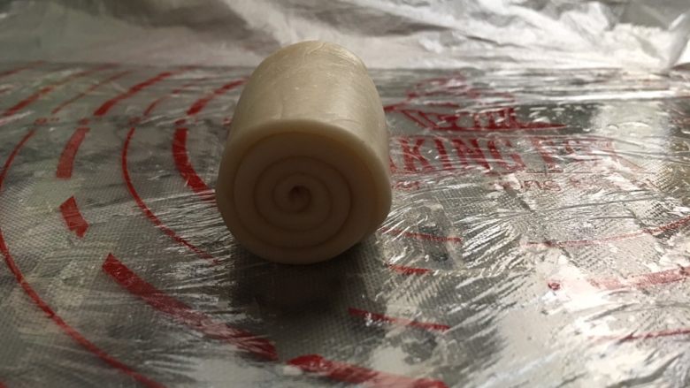肉松麻薯蛋黄酥,从上往下卷起,收口朝下