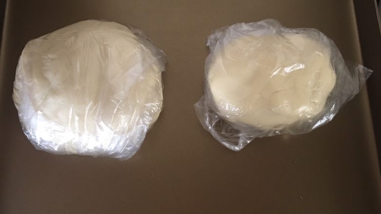 肉松麻薯蛋黄酥,油皮和油酥分别盖上保鲜袋,放入冰箱静止一个小时