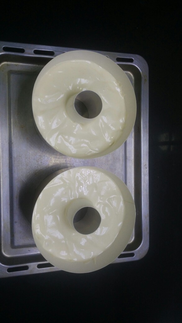 原味戚风蛋糕,擦干净纸模边上沾到的蛋糕糊,震几下,震出大气泡