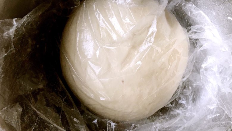 淡奶油蜜豆吐司,充分排气,静置10分钟。