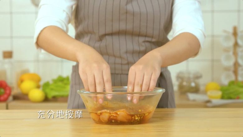 香煎鸡胸肉,充分按摩后,用保鲜膜密封后腌制15分钟