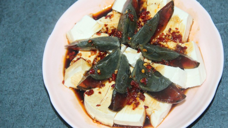 皮蛋拌豆腐,把调好的汁,倒在豆腐皮蛋上