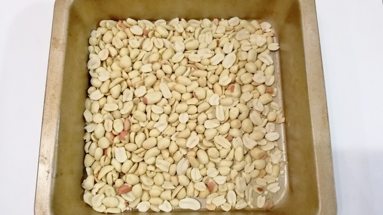 蔓越莓花生牛轧糖,花生米适量放入烤盘烤熟,烤熟后放凉去红衣;