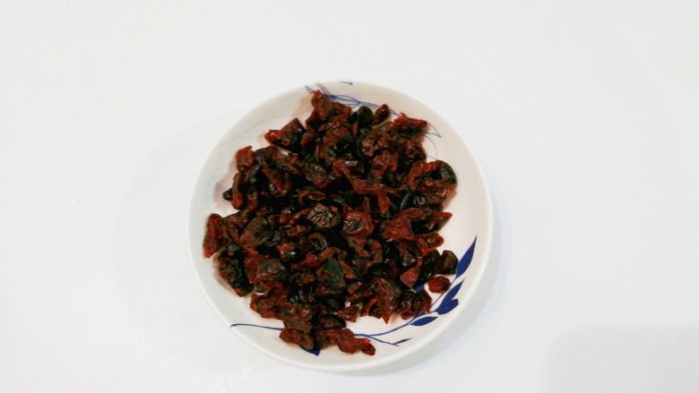 蔓越莓花生牛轧糖,<a style='color:red;display:inline-block;' href='/shicai/ 109174'>蔓越莓干</a>50克备用,粗颗粒的用刀稍微切一下;
