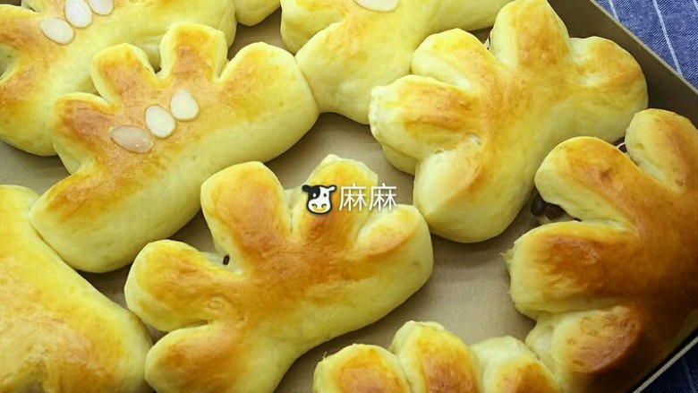 金黄色的花瓣雨,170°中层烤制15分钟,上色加盖锡纸。
