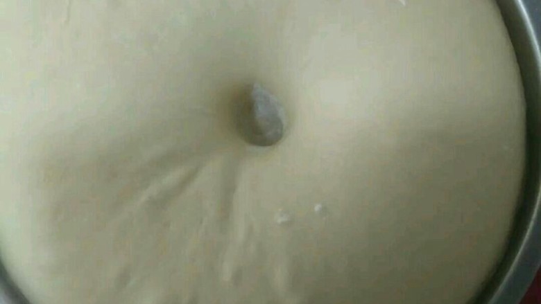 金黄色的花瓣雨,手指沾点面粉在面团上插个小洞,洞口不回缩不塌陷即第一次发酵完成。