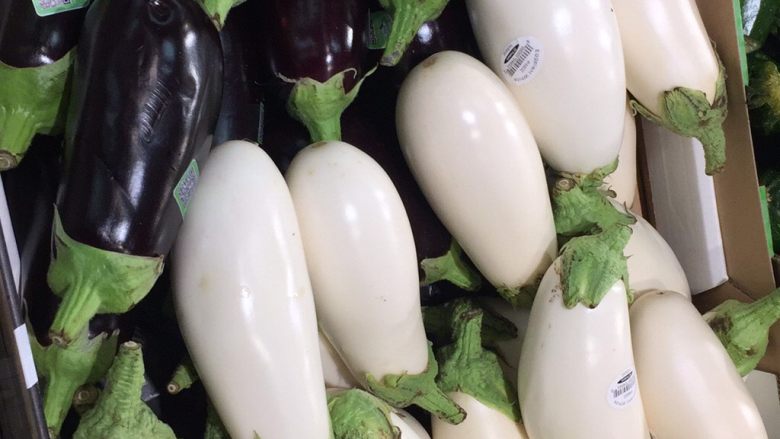 茄子煲,把茄子切段，洗一下放一边晾干