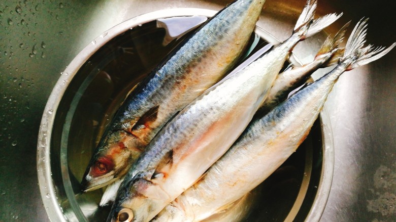 香烤马鲛鱼🐠,鱼去膛去腮 冲洗干净