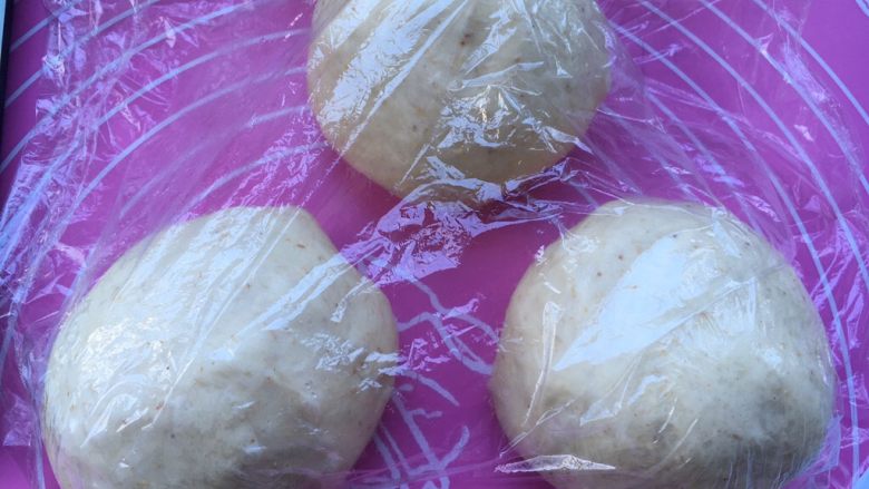 麦麸炼乳吐司,平均分割成3份,滚圆盖保鲜膜静置10分钟
