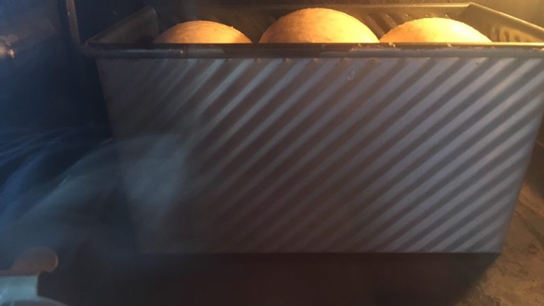 麦麸炼乳吐司,烤箱预热180度,约烤40分钟