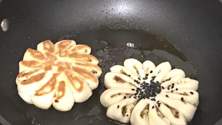 吃掉一朵花+桂花酒酿火烧饼,不粘锅中小火煎至两面金黄,煎时锅内放入少量食用油。