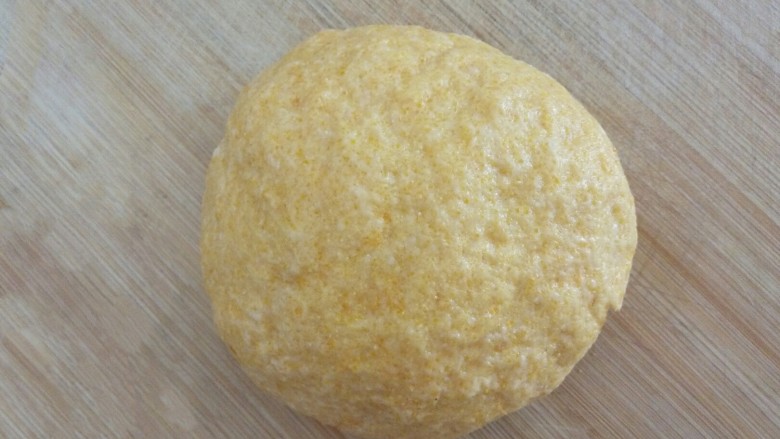 橙汁玉米面饼,搅拌均匀,揉成面团