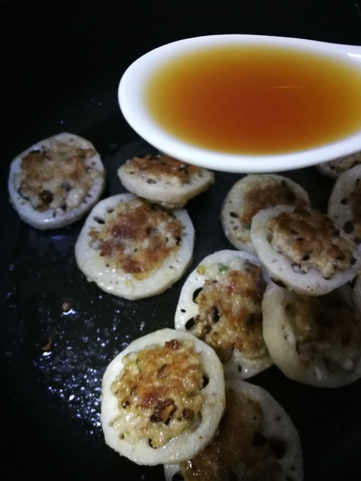 藕饼,煎到两面金黄,用筷子能轻松插入藕饼时,加入刚才调好的酱汁两勺。