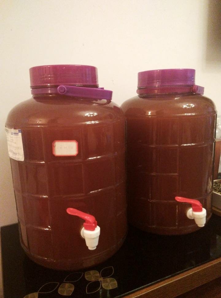 自酿葡萄酒,找一个玻璃坛子,擦干,没有一点水的那种!将十斤葡萄全部挤烂,放入2斤冰糖!密封起来