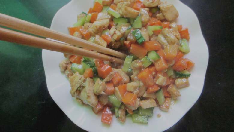 什锦面条树,把炒好的菜放入盘子,用筷子在中心戳一个坑