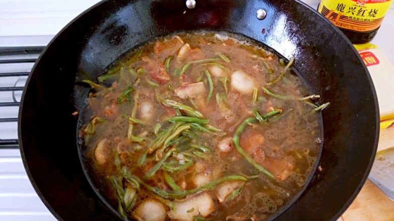 现猪肉烩干豆角,将豆角切成1寸左右小段,放盐大约3-4克翻炒几下加入清水适量,最好水多点这个烩菜有点汤汁最好吃。锅烧开后依次放入大料粉、<a style='color:red;display:inline-block;' href='/shicai/ 12043'>花椒粉</a>、干姜粉。