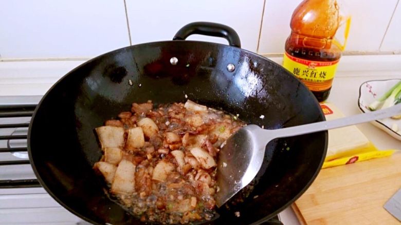 现猪肉烩干豆角,最好选择五花肉,而且现杀猪肉味道最佳。猪肉切片,稍微大一点,厚一点,可以多放点肥肉炒出大量的油。将葱姜蒜末放进去爆香。然后加入适量<a style='color:red;display:inline-block;' href='/shicai/ 762'>老抽</a>,翻炒几下,让肉上色。