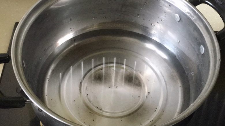 苹果西米露,锅洗干净,放入纯净水
